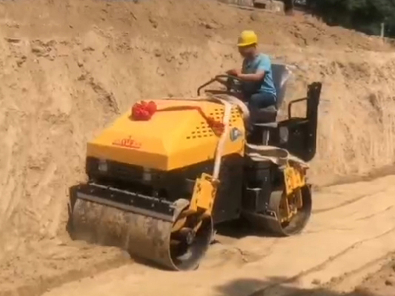 Hunan Customer Mountain Road Compaction Construction