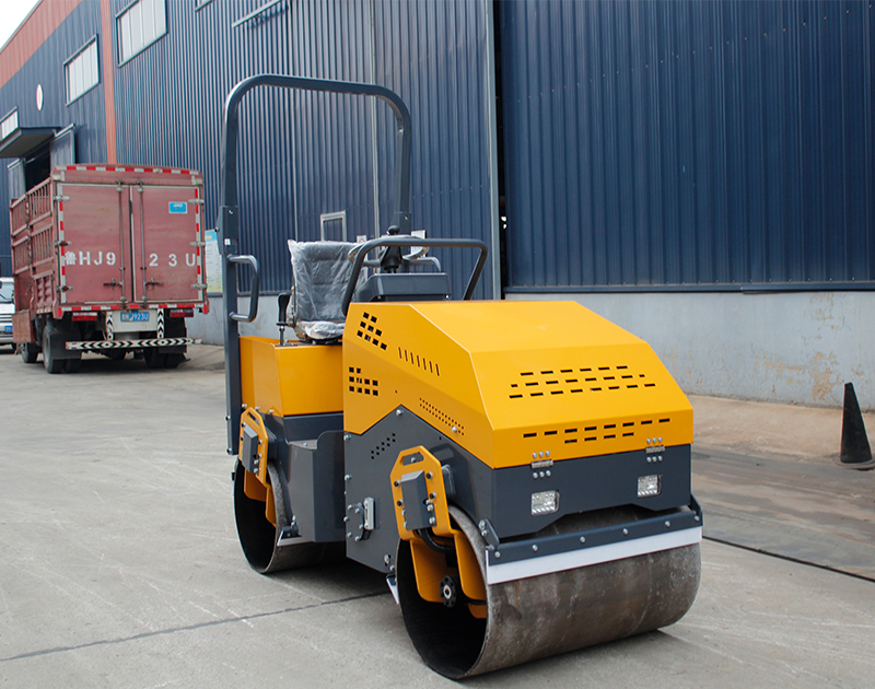 What is the maintenance cycle and key points of the road roller?