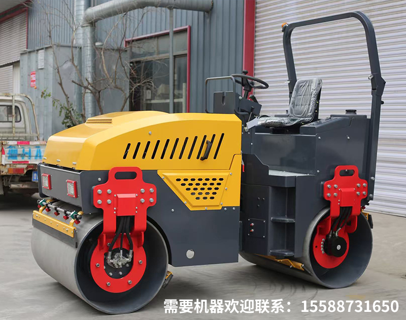 振动压路机在启动振动功能时，对作业场地的平整度有什么要求？