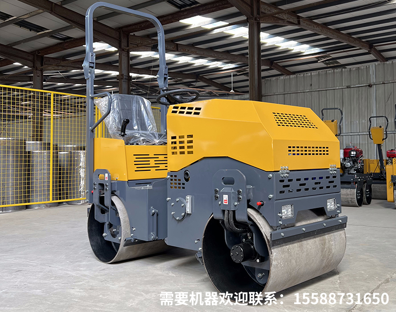 压路机在沥青路面压实作业中，如何避免出现推移、起皮、裂纹等质量问题？