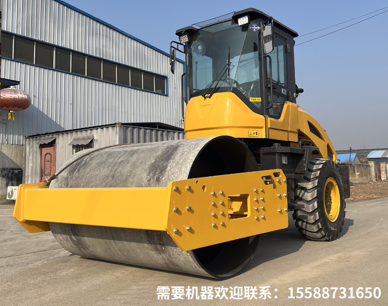 大型压路机在狭窄路段或弯道施工时，有哪些操作技巧和安全注意事项？