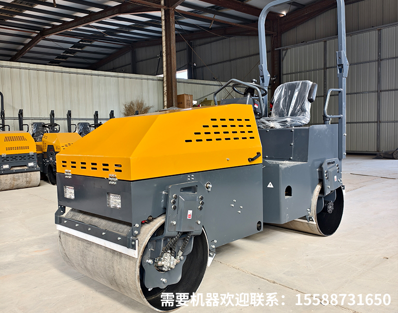 振动压路机在陡坡路段压实作业时，有哪些操作要点和安全防护措施？