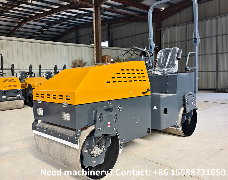 What Are the Operational Key Points and Safety Protection Measures for Vibratory Rollers During Compaction Operations on Steep Slopes?