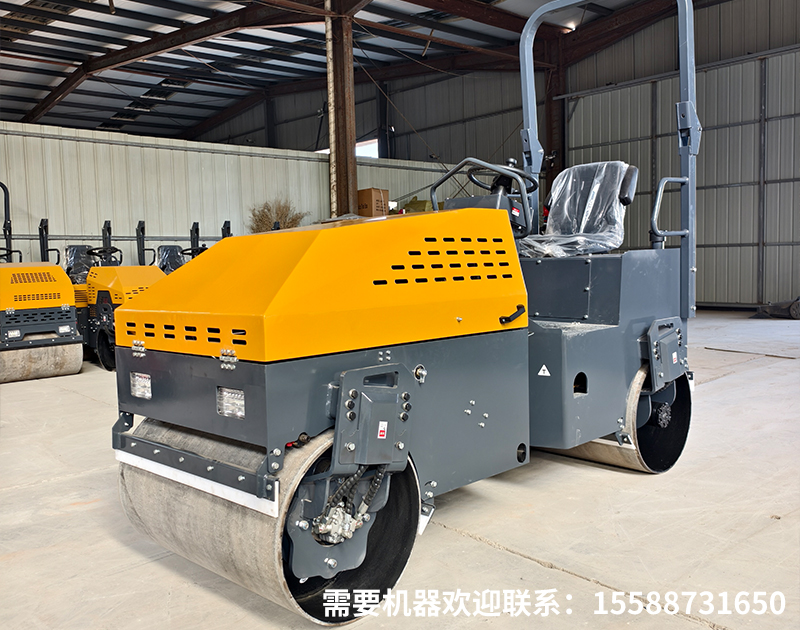 如何根据不同的压实材料（如沥青、路基土、碎石）选择合适的压路机？