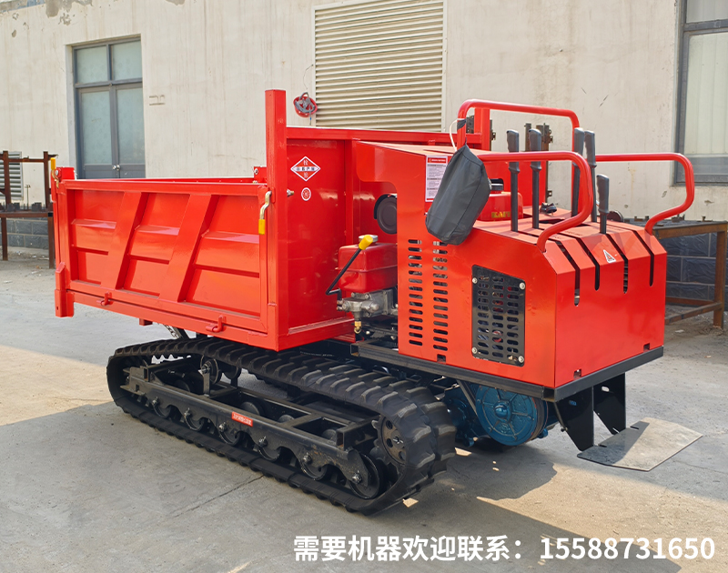 履带运输车在泥泞、沼泽等松软地形作业时，如何防止履带打滑和车体下陷？