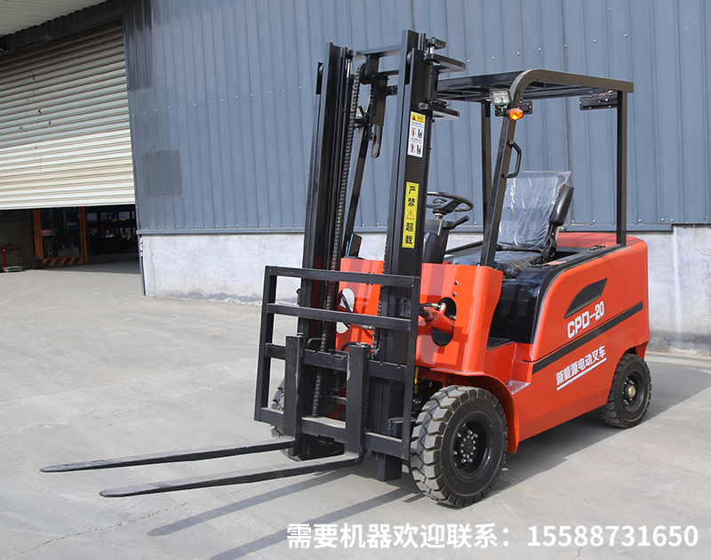 电动叉车的轮胎材质（实心胎、充气胎）各有什么特点，分别适配什么作业环境？