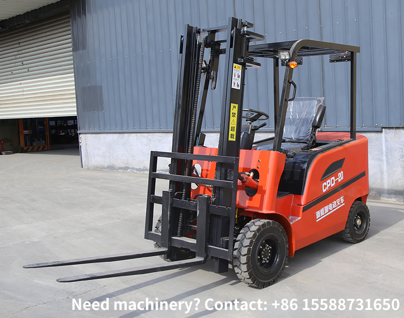 What are the characteristics of the tire materials (solid tires, pneumatic tires) of electric forklifts, and what operating environments are they suitable for respectively?