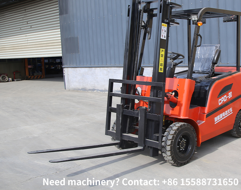 What are the core differences between electric forklifts and internal combustion forklifts?