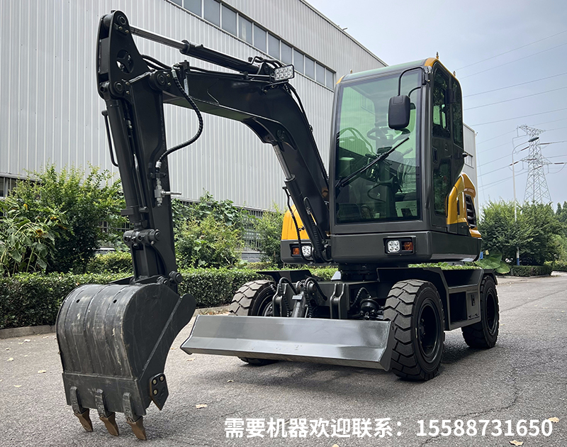 轮式挖掘机更适合在哪些类型的场地作业，为什么？